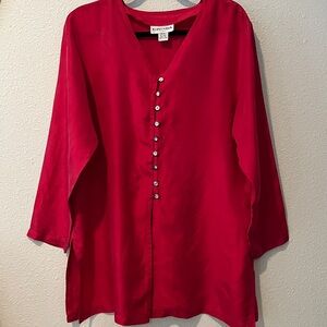100% Silk Vibrant Red Long Tunic Blouse.  buttons front, side splits.
Sz M